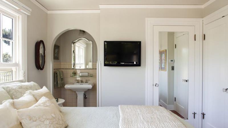 Không đặt gương đối diện nhà vệ sinh trong phòng ngủ
