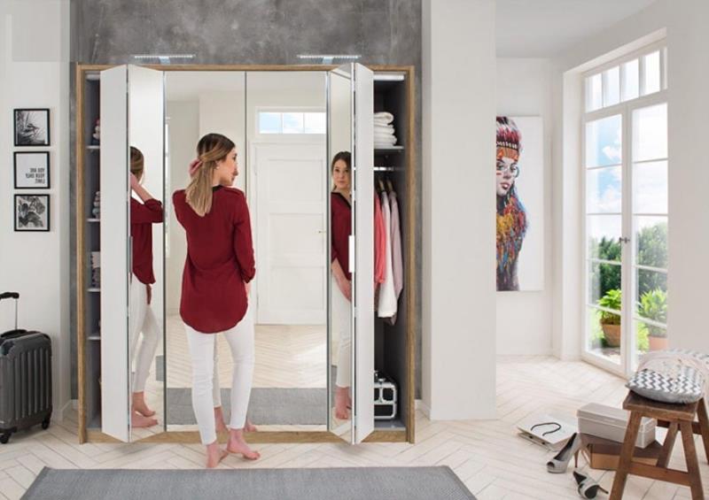 Dùng gương đặt trong cửa tủ quần áo