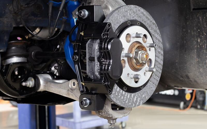 Phanh đĩa của xe ô tô có ưu điểm gì?