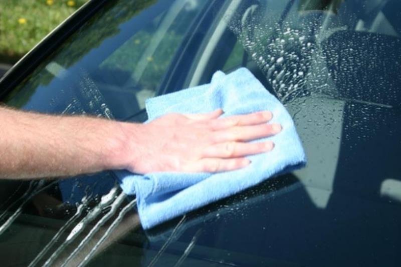 Hướng dẫn một số cách tẩy mốc kính ô tô đơn giản tại nhà