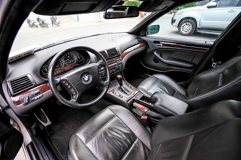 Mùi xe, độ thoáng của khoang lái là những yếu tố bạn cần chú ý khi mua xe hơi BMW cũ