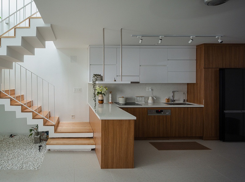 Không đặt bếp gần với cửa ra vào hay nhiều gió