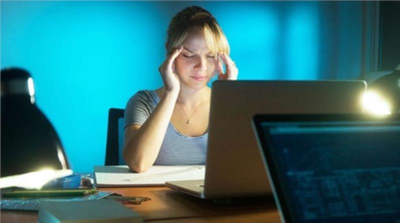 Không đặt vật kim loại gần máy tính