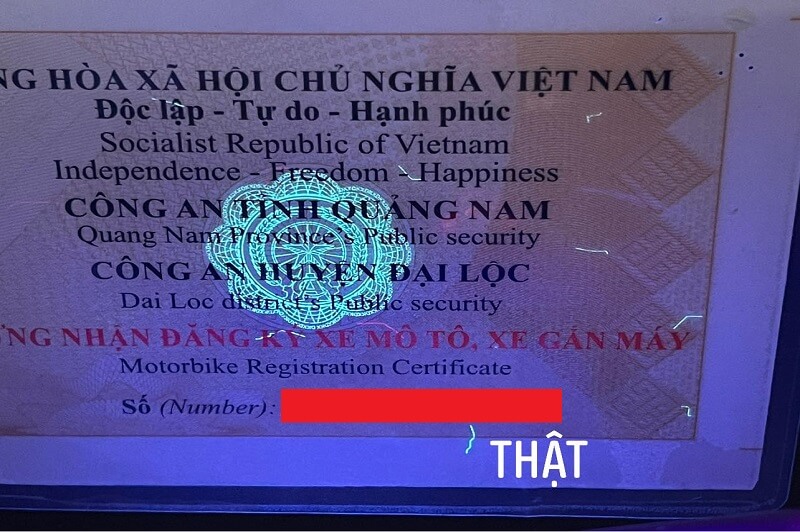 Kiểm tra giấy tờ bằng đèn UV