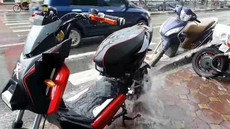 Dùng khăn ẩm và vòi xịt làm sạch bụi bẩn