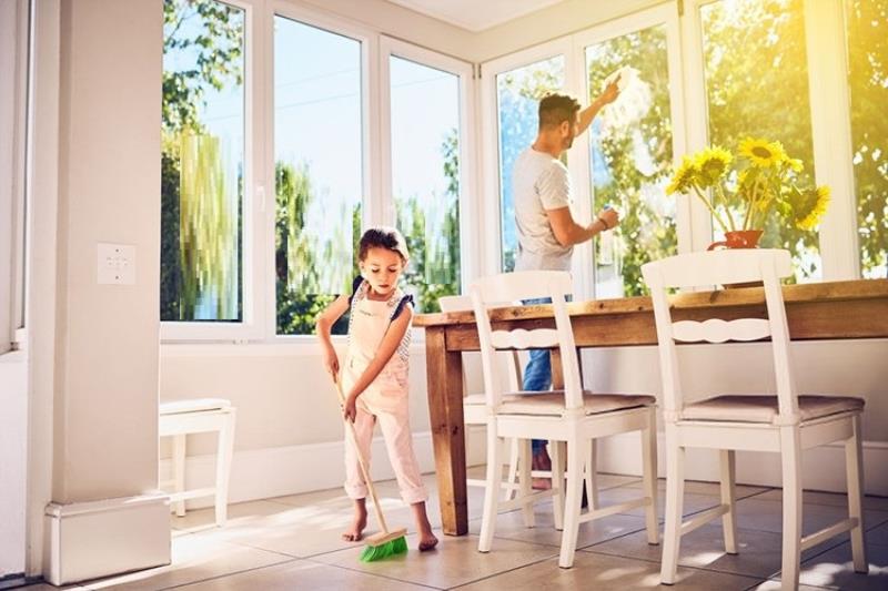 Lau dọn nhà cửa sạch sẽ trước khi xông nhà