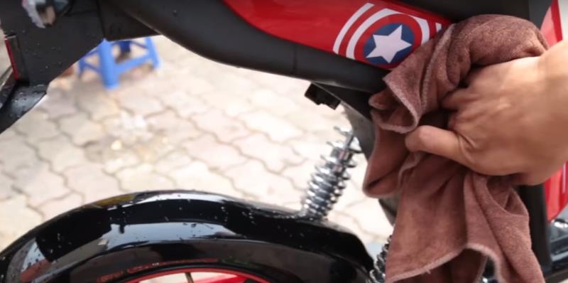 Rửa xe lại với nước sạch và lau khô xe