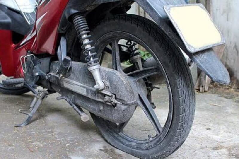 Lốp xe máy non hơi mang lại nhiều nguy hiểm tiềm ẩn