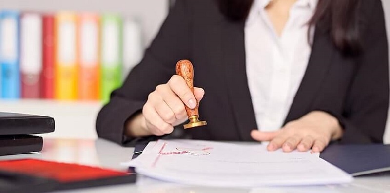 Có thể lựa chọn công chứng hoặc chứng thực