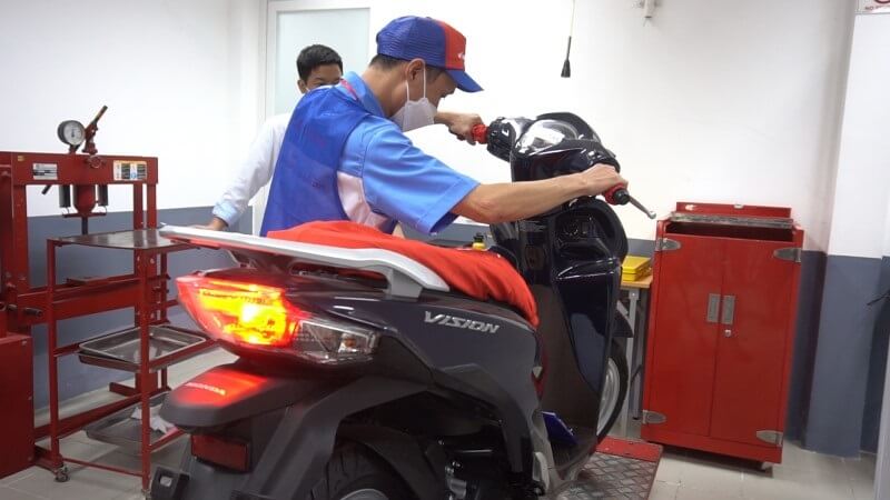 Lốp xe máy non hơi gây nguy hiểm cho người điều khiển xe