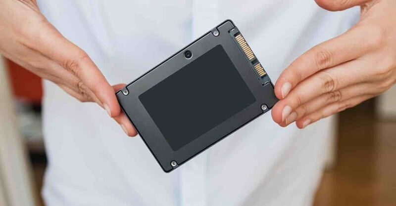 Màn hinh laptop bị tối do ổ cứng có vấn đề