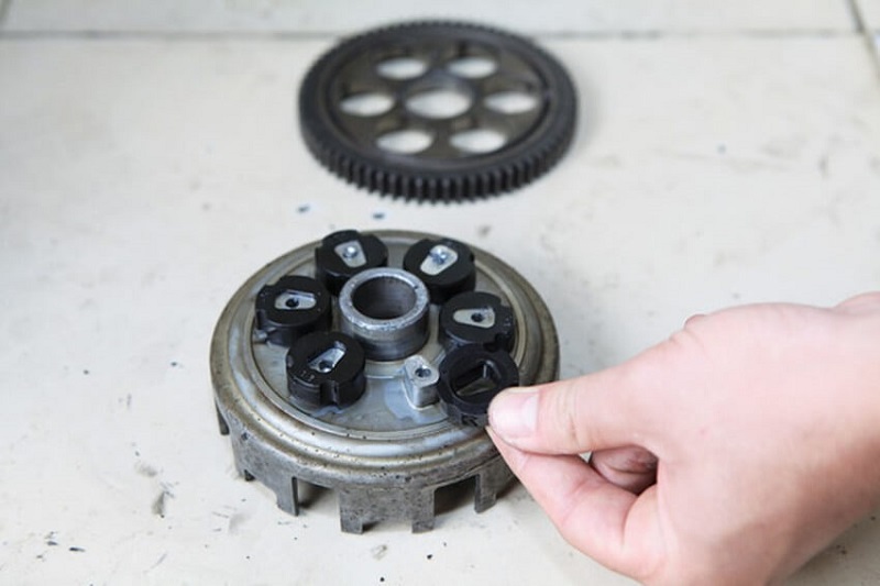 Các cách khắc phục sự cố khi xe bị giật 