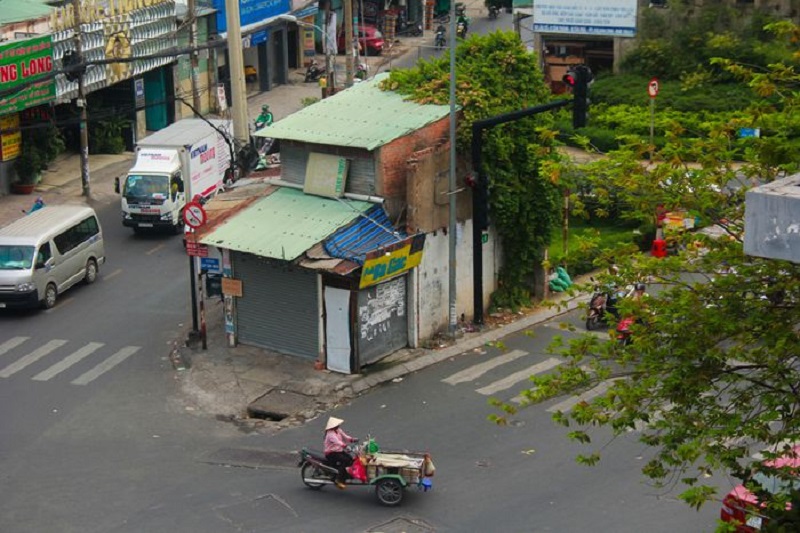 Nhà gần đường lớn