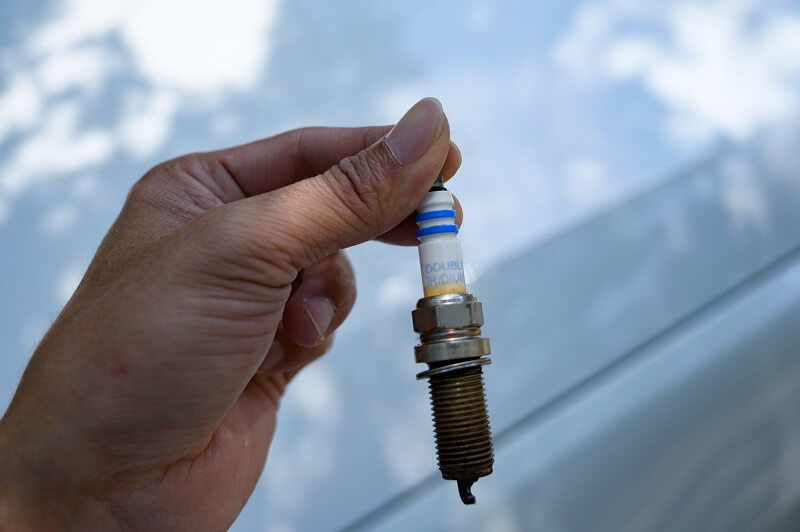 Khi xe nhả nhiều khói, cần thay bugi mới