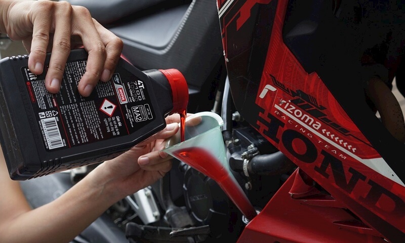 Nhớt xe tay ga giúp giảm ma sát cho động cơ