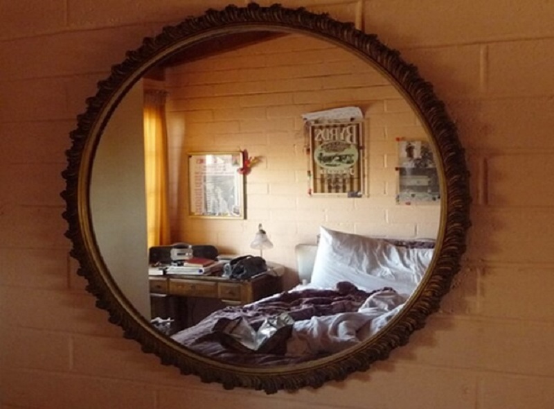 Phòng có gương hoặc tủ lạnh thẳng cửa ra vào