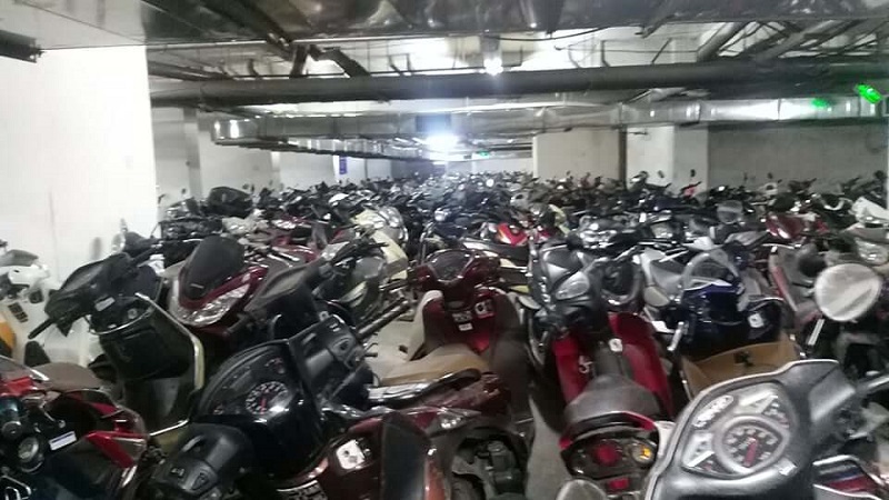 Hầm để xe chật chội