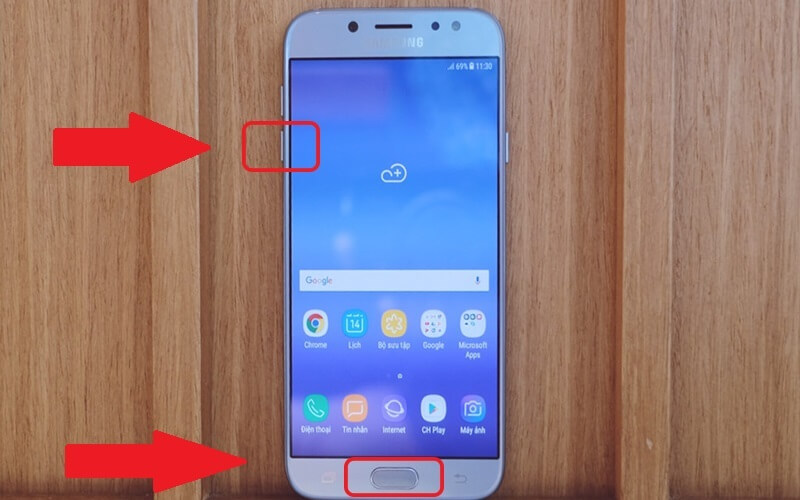 Bấm đồng thời nút âm lượng và nút Home để mở điện thoại