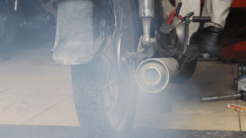 Nước trong ống xả khiến xe thải ra khói màu trắng