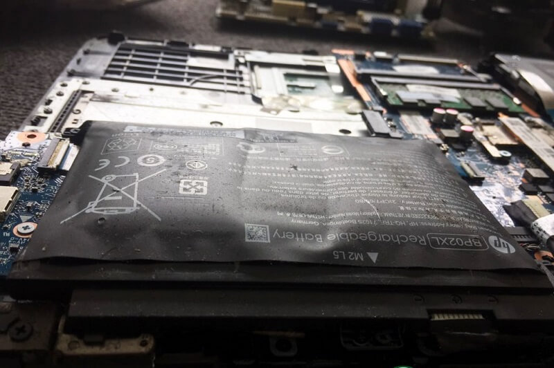 Tại sao pin laptop bị phồng?