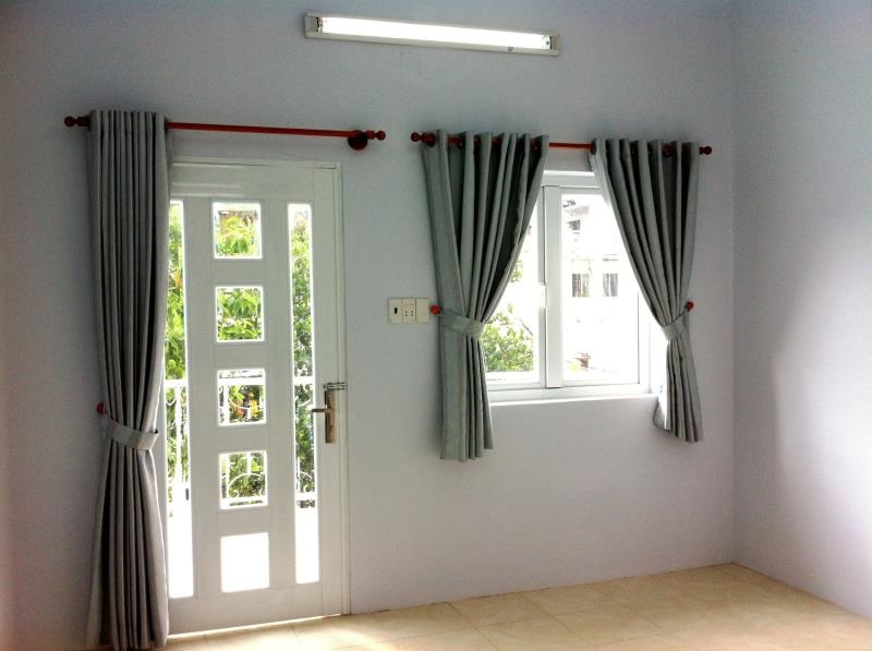 Treo rèm cửa giúp phòng trọ thêm xinh