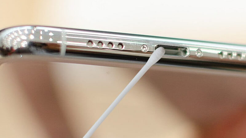 Làm sạch lại cổng sạc