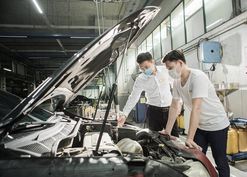 Giao xe cho khách hàng