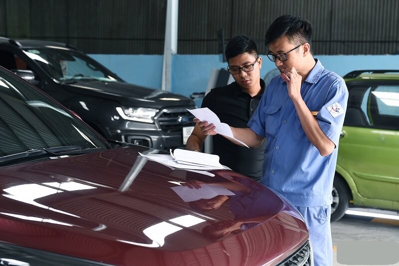 Tiến hành tiếp nhận và kiểm tra xe ô tô