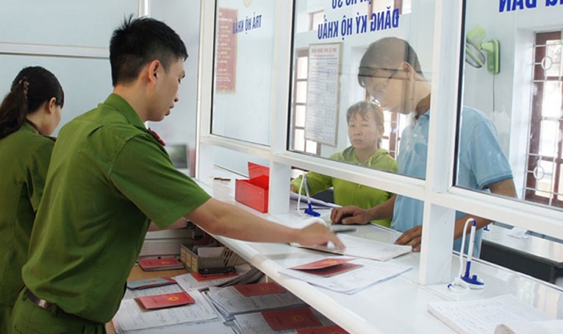 Công dân thực hiện tách khẩu tại cơ quan hành chính đại phương