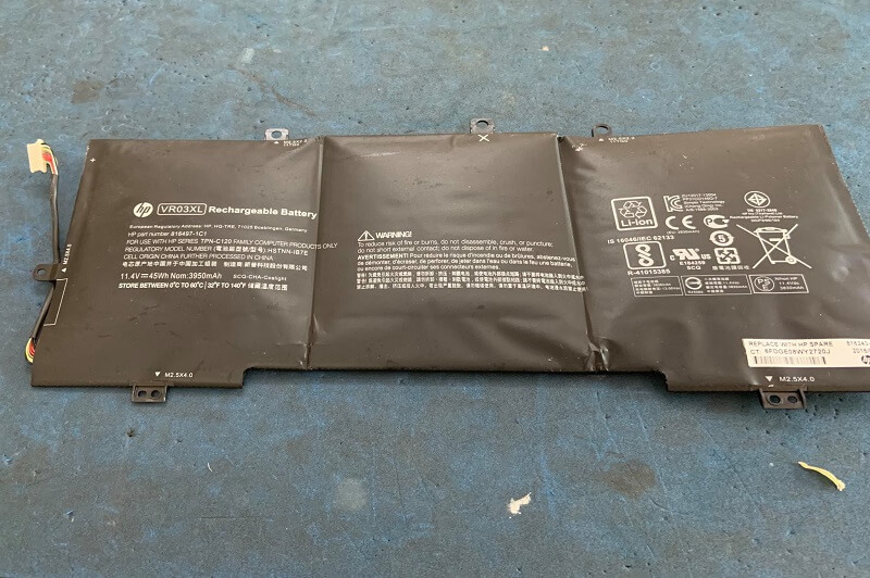 Khi pin laptop bị phồng cần phải tháo pin ngay