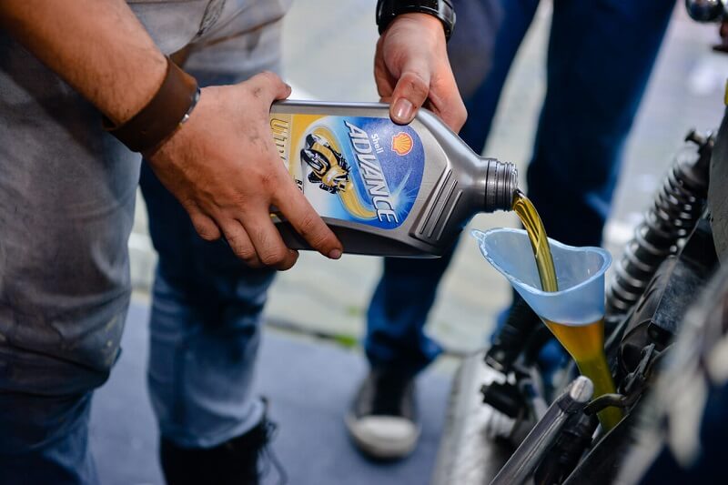 Nên thay dầu nhớt cho xe theo định kỳ