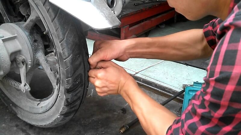 Sử dụng lốp xe mới và phù hợp với xe