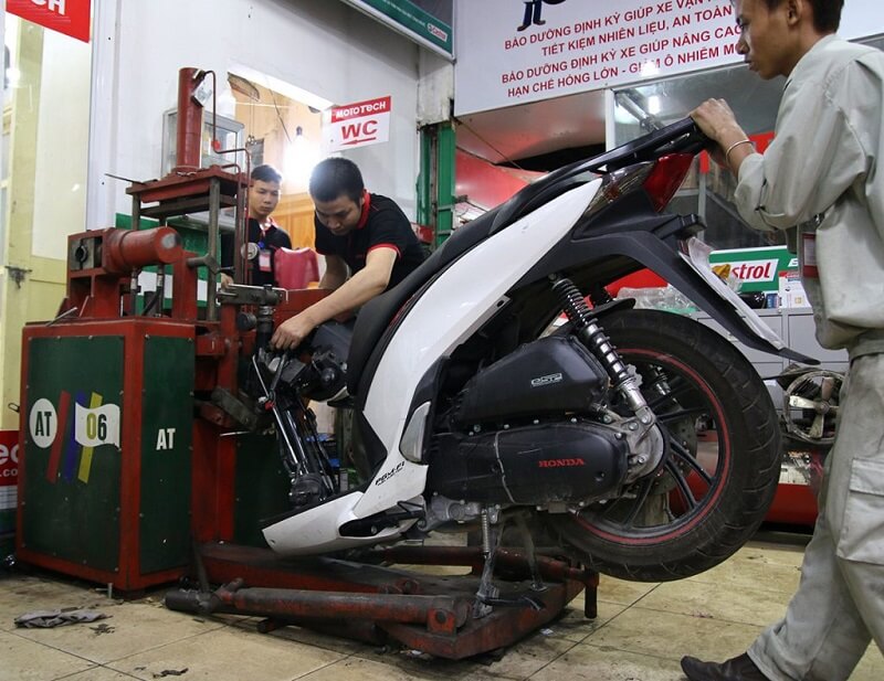 Kiểm tra xe qua các biểu hiện chứng tỏ đã đến lúc cần thay dầu lap