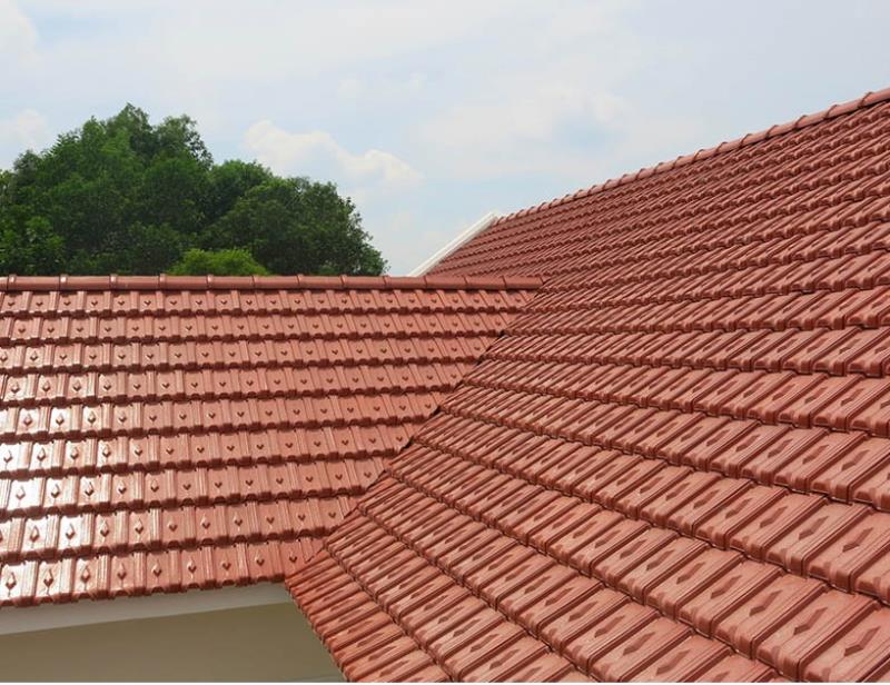 Mái ngói bị dột do thời tiết làm ngói bị vỡ hoặc nứt