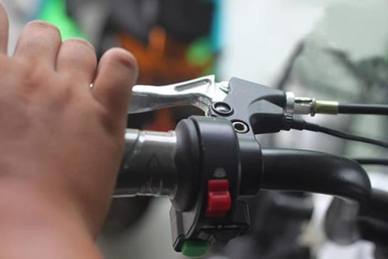 Nên tra lại dầu mỡ cho các bộ phận trên xe điện