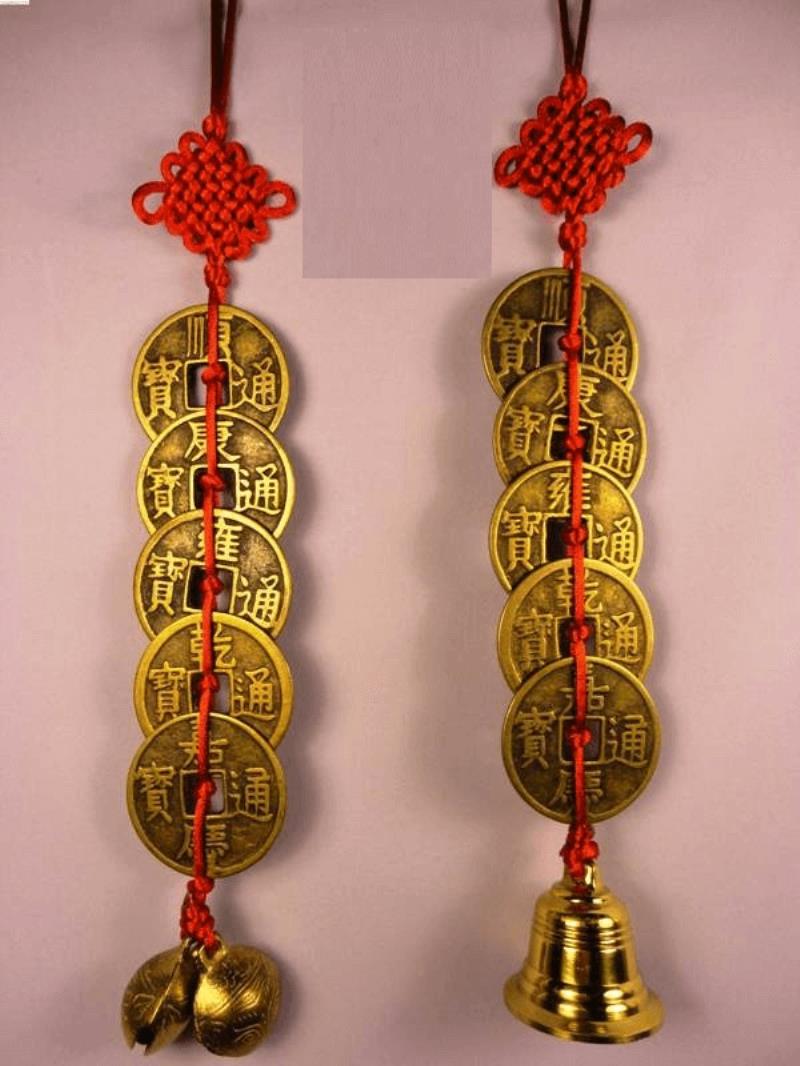 Những vật phẩm may mắn dùng treo trước cửa