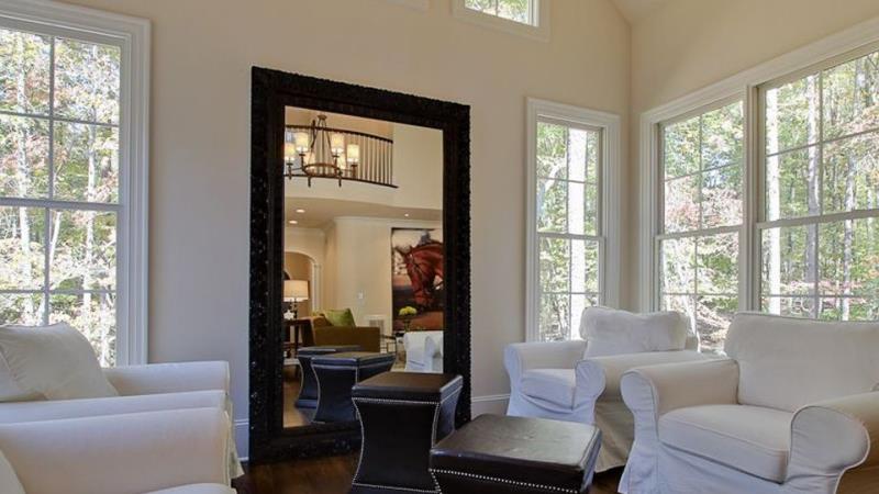 Đặt gương bên hông cửa sổ hoặc đối diện cửa sổ