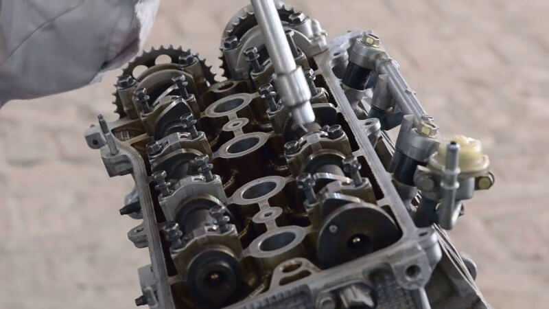 Trục cam thường được chế tạo từ đúc gang trắng hoặc thép phôi thanh