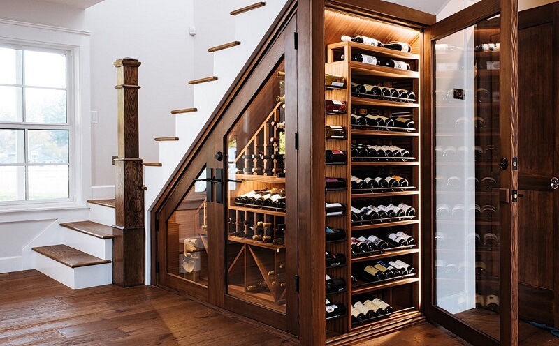 Trang trí gầm cầu thang bằng tủ rượu