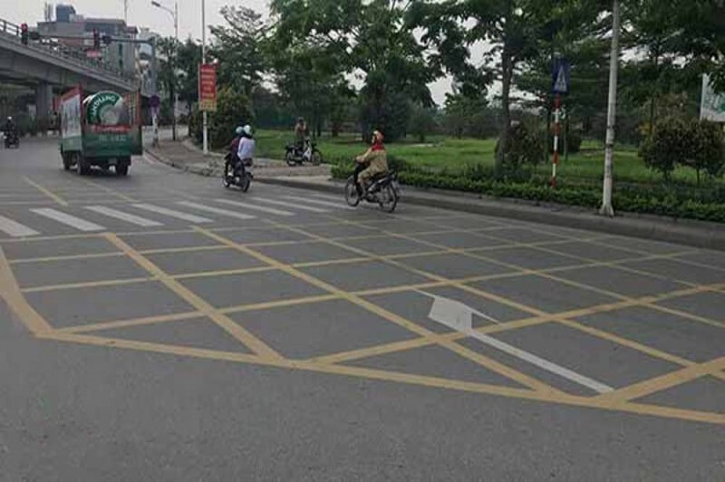 Người điều khiển phương tiện cần đi theo mũi tên trên vạch mắt võng