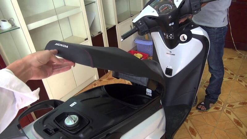 Tháo yên xe máy để xử lý nổ máy khi xe mất chìa khóa