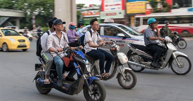 Xe máy điện có phải lắp gương không?