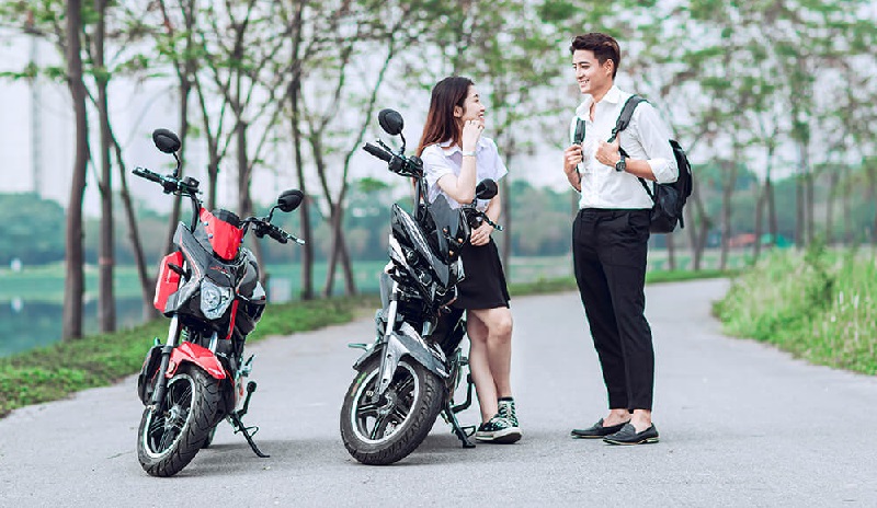 Lắp gương chiếu hậu xe máy điện phải chắc chắn, an toàn