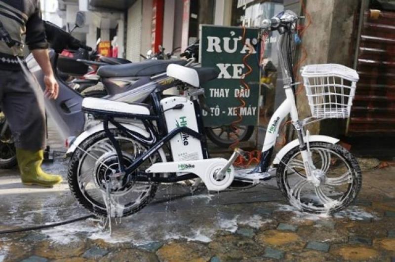 Chú ý xịt dọc theo thân khi rửa xe điện