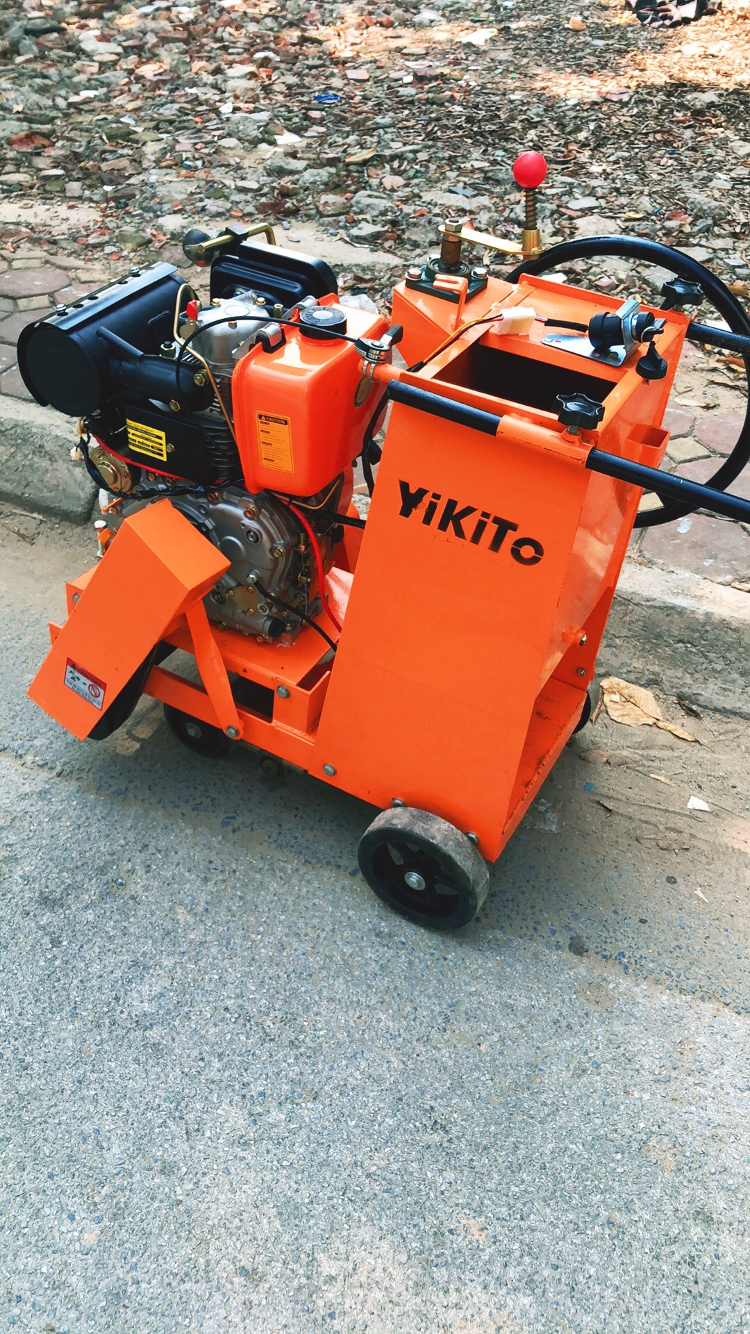 MÁY CẮT BÊ TÔNG, MÁY CẮT ĐƯỜNG KC20 LẮP ĐỘNG CƠ CHẠY DẦU YIKITO 186.