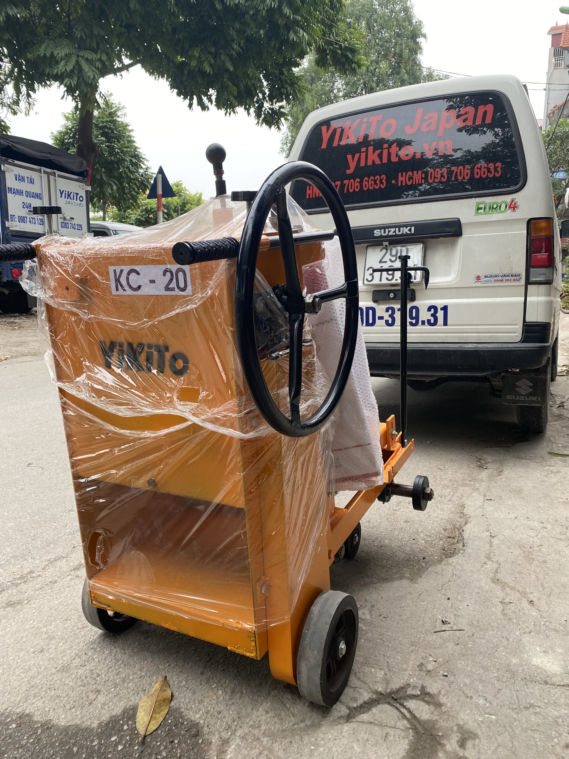 MÁY CẮT BÊ TÔNG, MÁY CẮT ĐƯỜNG KC20 LẮP ĐỘNG CƠ CHẠY DẦU YIKITO 186.