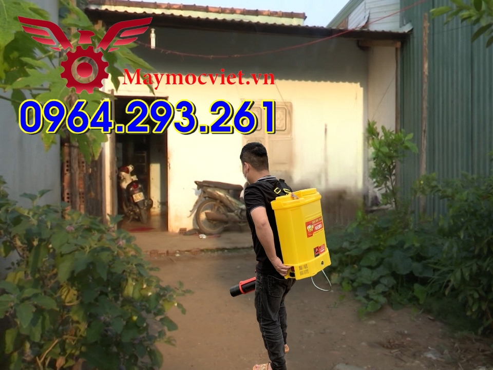 Máy phun thuốc diệt muỗi cho các hộ dân khu vực ven sông, kênh rạch