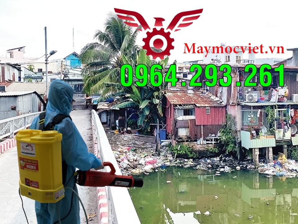 Máy phun thuốc diệt muỗi cho các hộ dân khu vực ven sông, kênh rạch