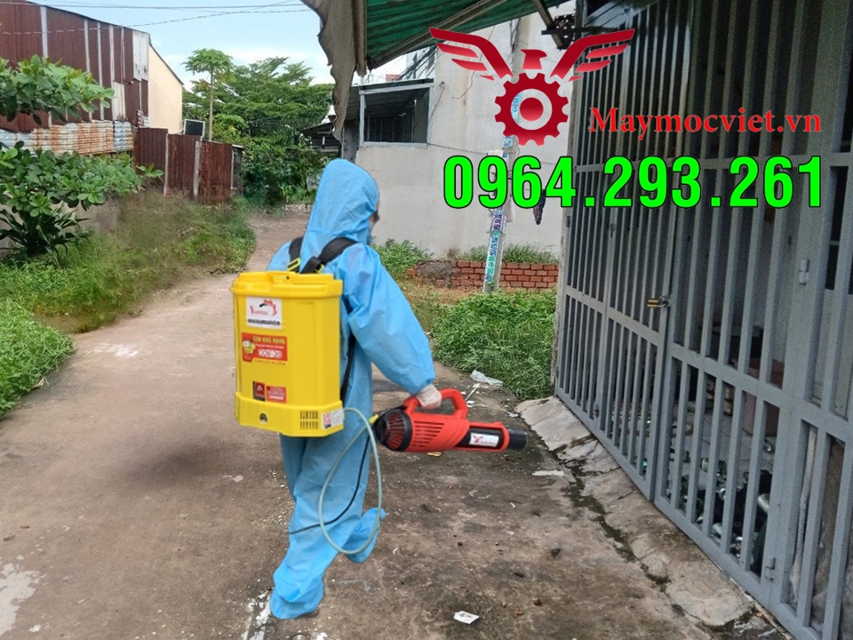 Máy phun thuốc diệt muỗi cho các hộ dân khu vực ven sông, kênh rạch