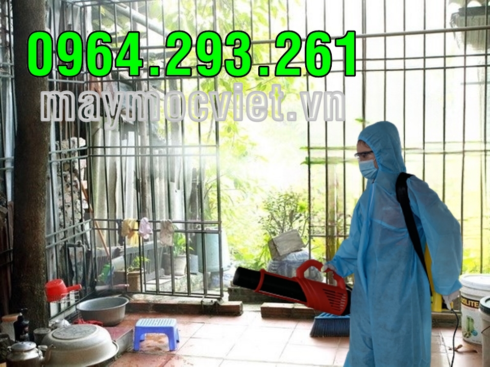 Máy phun thuốc diệt muỗi cho các hộ dân khu vực ven sông, kênh rạch